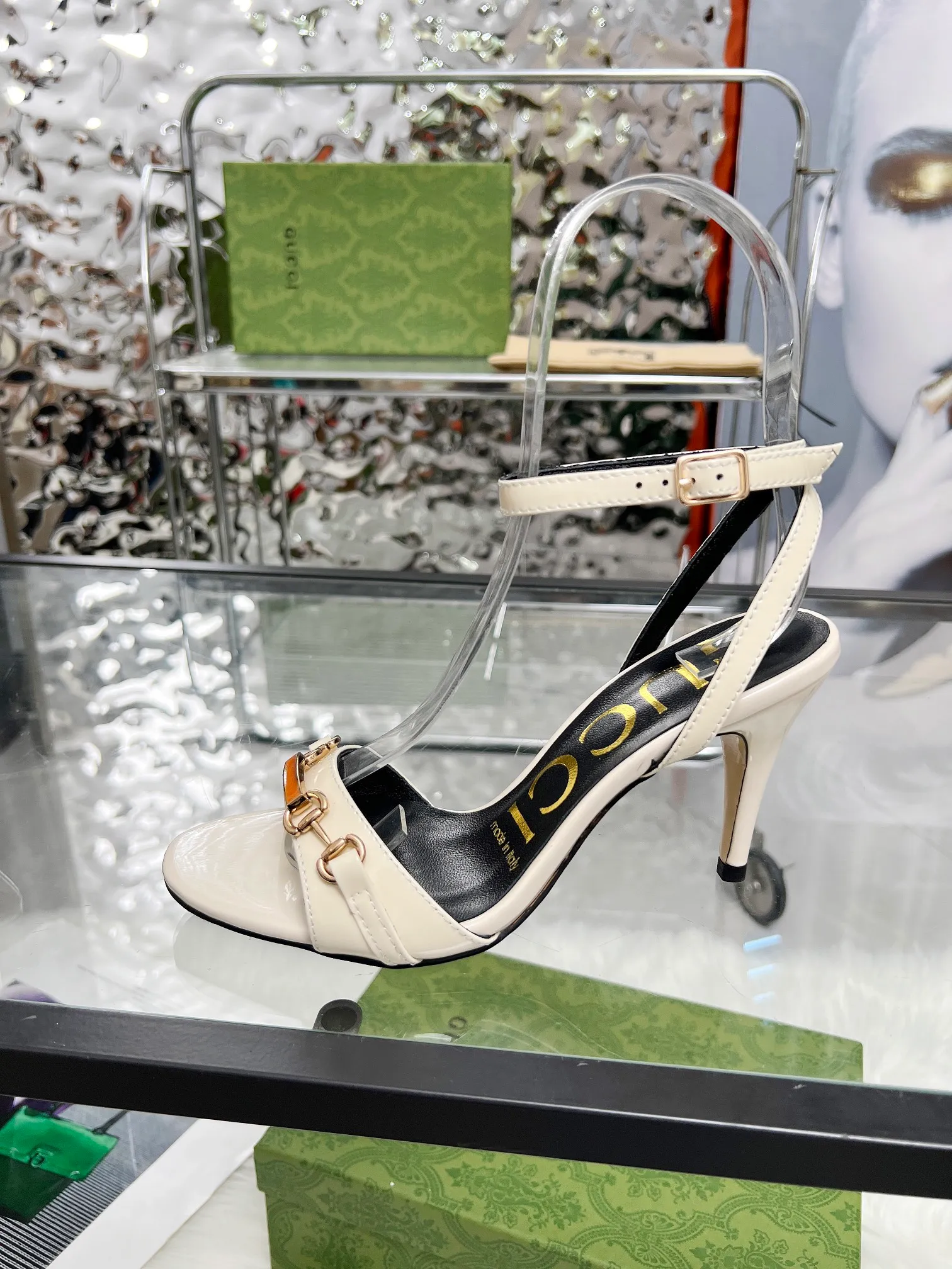 👟👟Ex-factory price 380👟👟 🔥🔥🔥Gucci 2005 new horsebit sandals! High heels are versatile and slimming, and use the original 1:1 hardware! The fabric is made of first-layer cow patent leather! The standard size of the stepping sheep inside is 35/40 (41 can be customized and will not be returned) Color: black, white, meat optional Heel height 3 cm